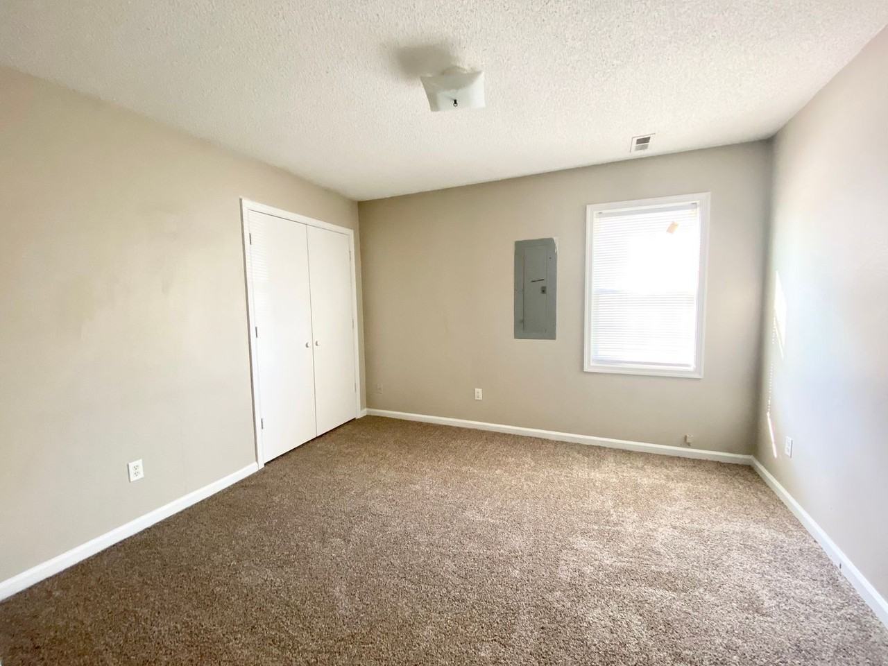 202 Old Oak Rd - Photo 3 of 11