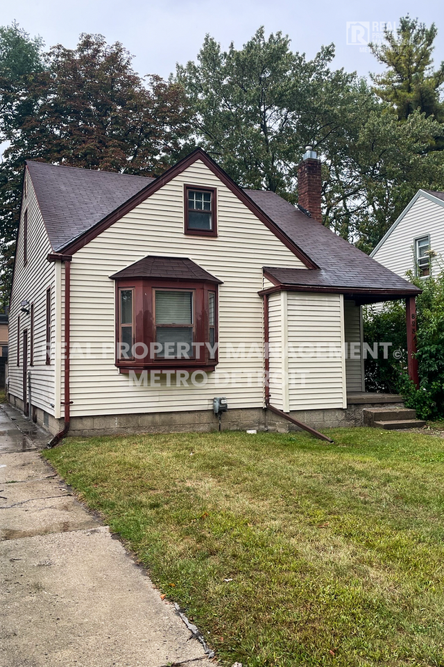 823 E 2nd St - Photo 2 of 22