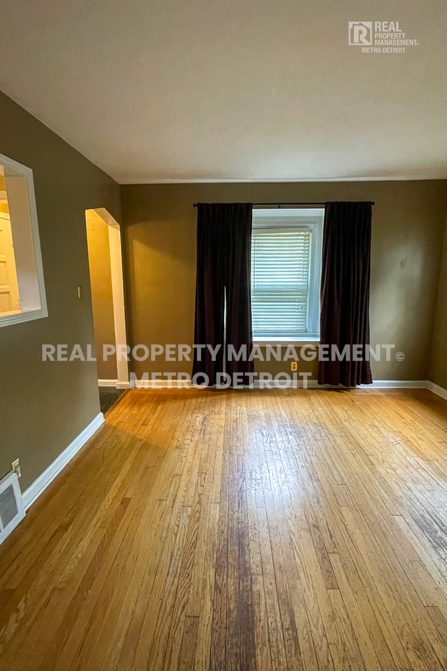 823 E 2nd St - Photo 3 of 22