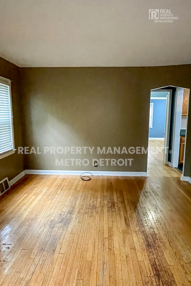 823 E 2nd St - Photo 4 of 22