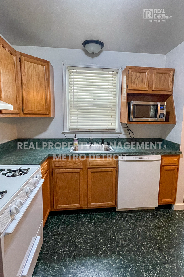 823 E 2nd St - Photo 5 of 22