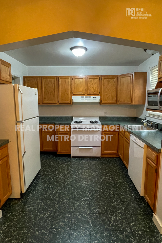 823 E 2nd St - Photo 6 of 22