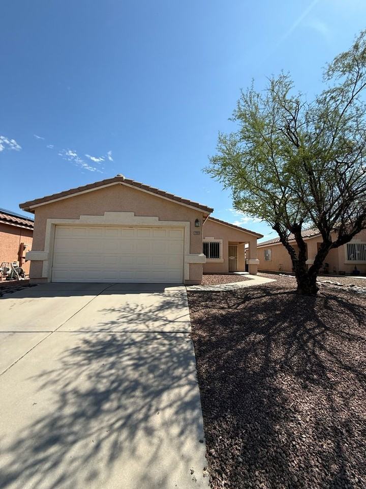 2556 N Splitwood Ave - Photo 2 of 30