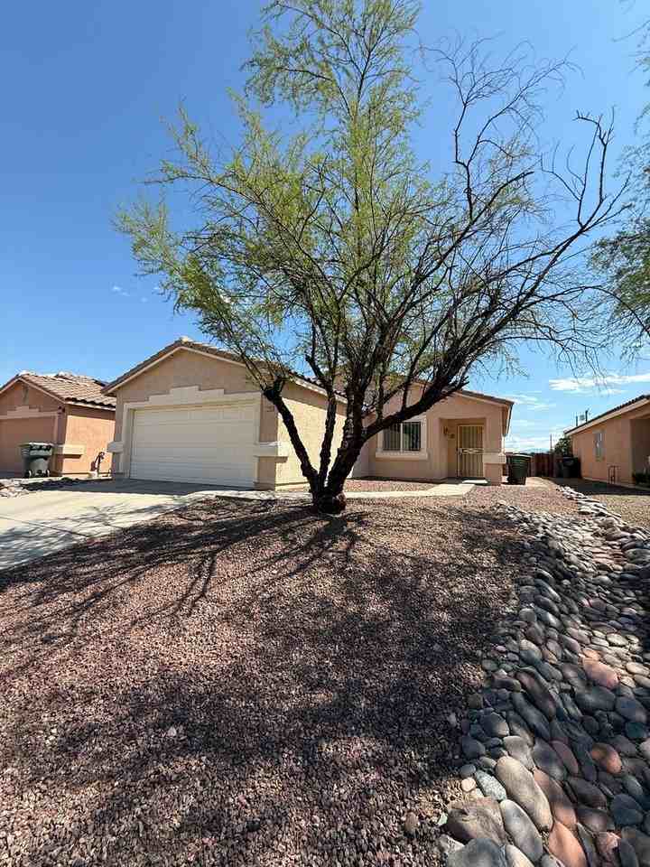 2556 N Splitwood Ave - Photo 3 of 30