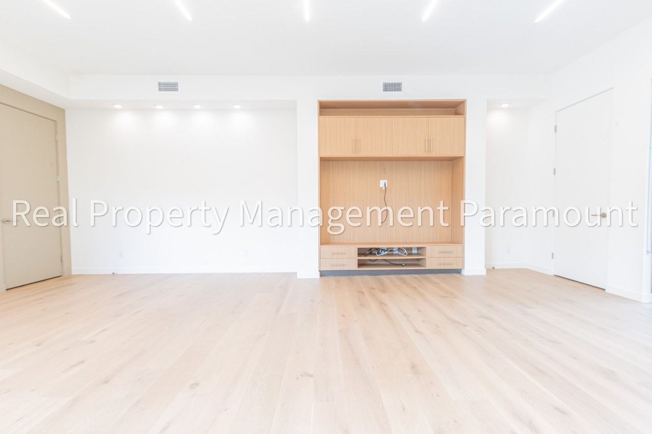 1542 N Hoover St - Photo 4 of 48