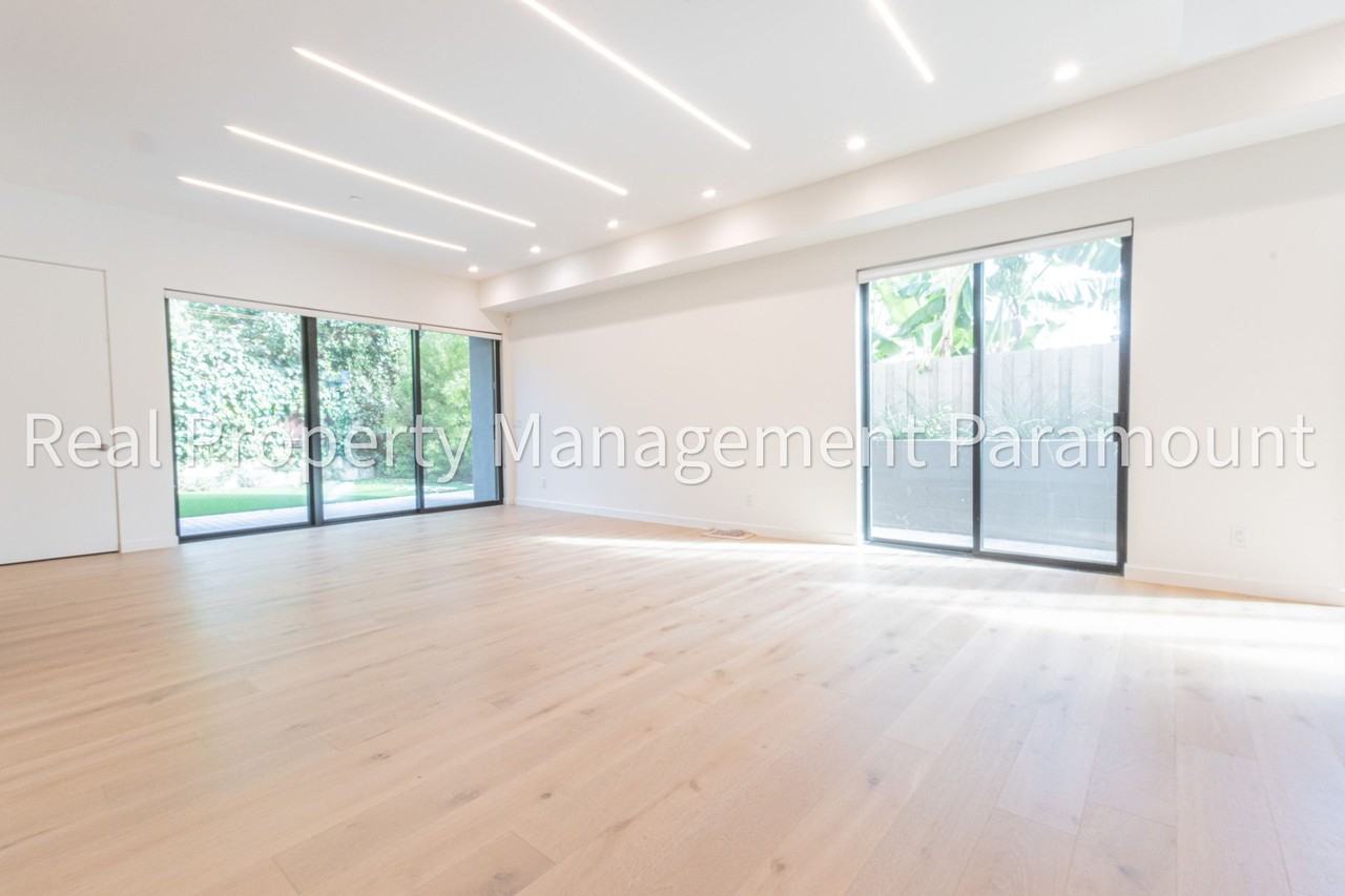 1542 N Hoover St - Photo 5 of 48