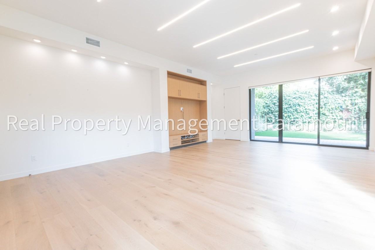 1542 N Hoover St - Photo 6 of 48