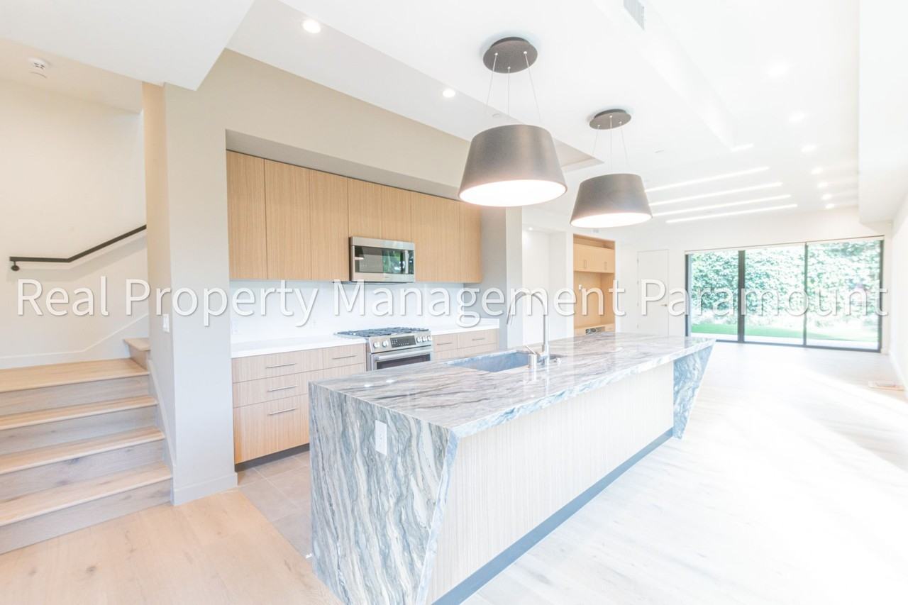 1542 N Hoover St - Photo 7 of 48