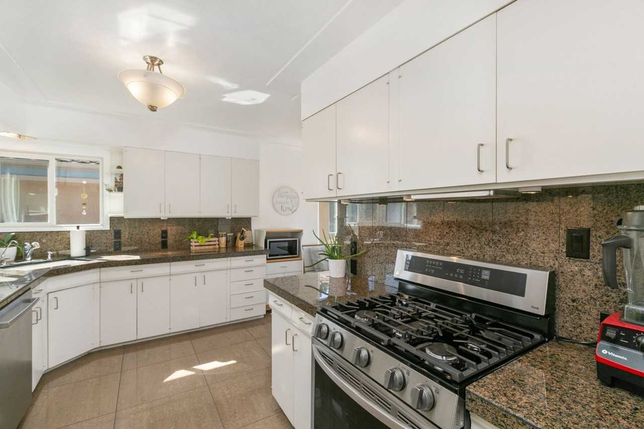 4677 Winona Ave - Photo 7 of 19