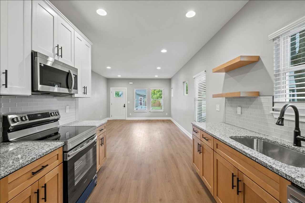 617 W 39th St - Photo 5 of 16