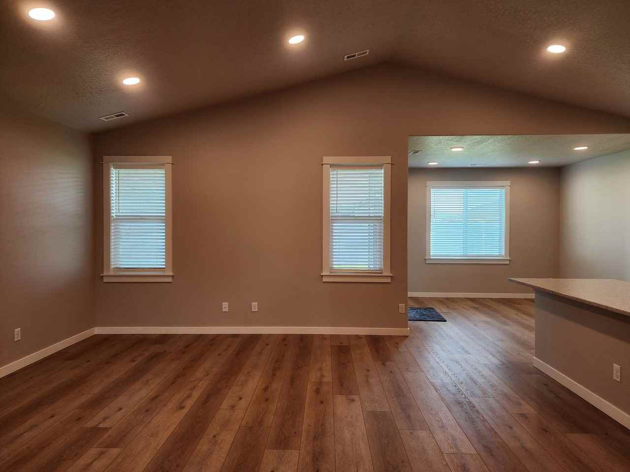 11620 N Simmons Ln - Photo 2 of 12