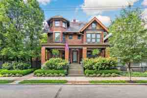 featured image of 829 Franklin Ave