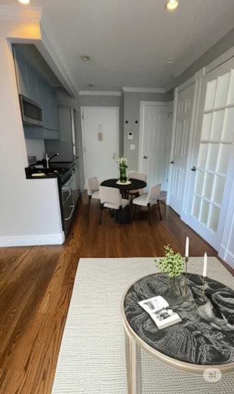 E 9th St #6 - Photo 2 of 8