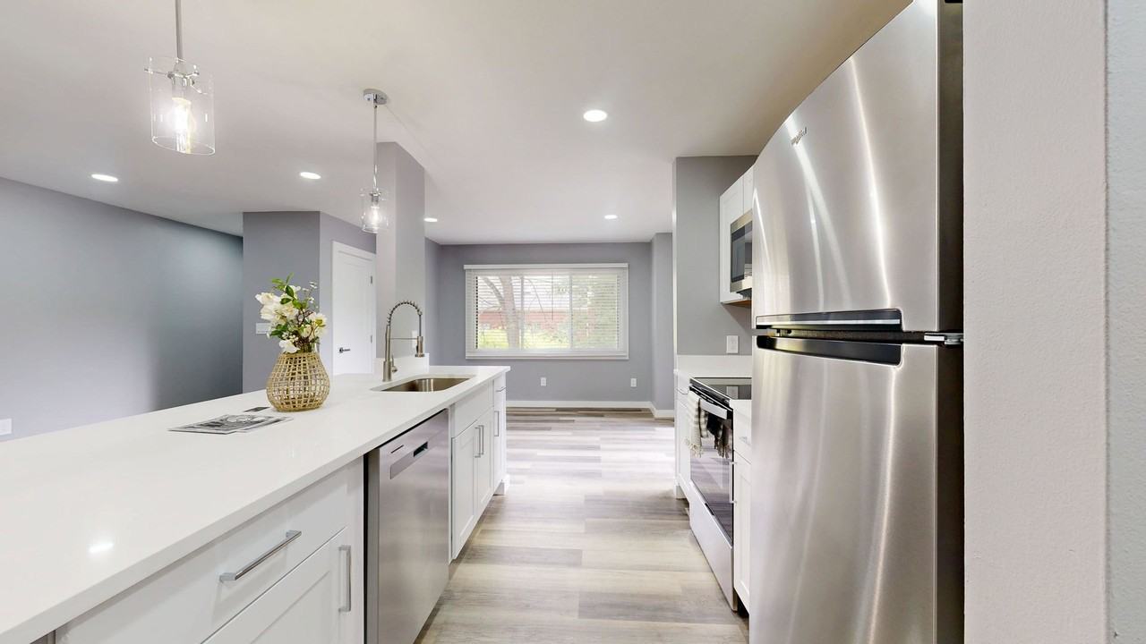 Elizabeth Green - Photo 4 of 50