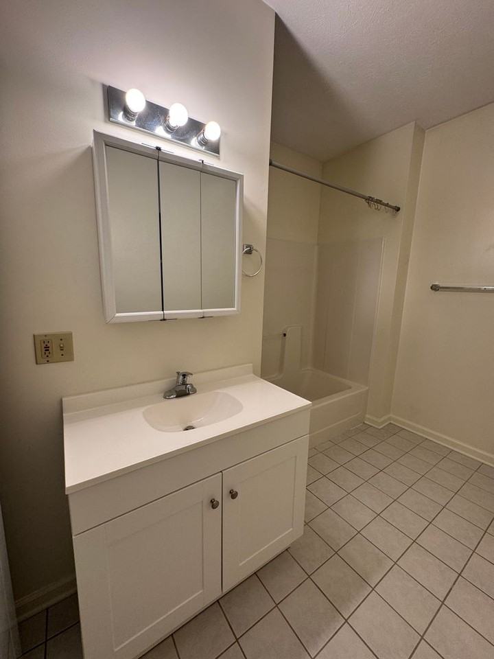 646, 650, 652, 658 Hillwood Dr - Photo 5 of 11