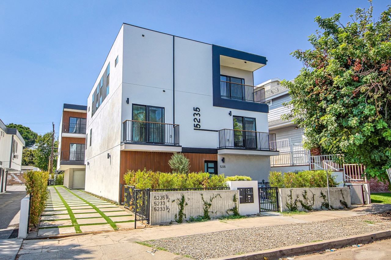 5235 Satsuma Ave - Photo 3 of 10