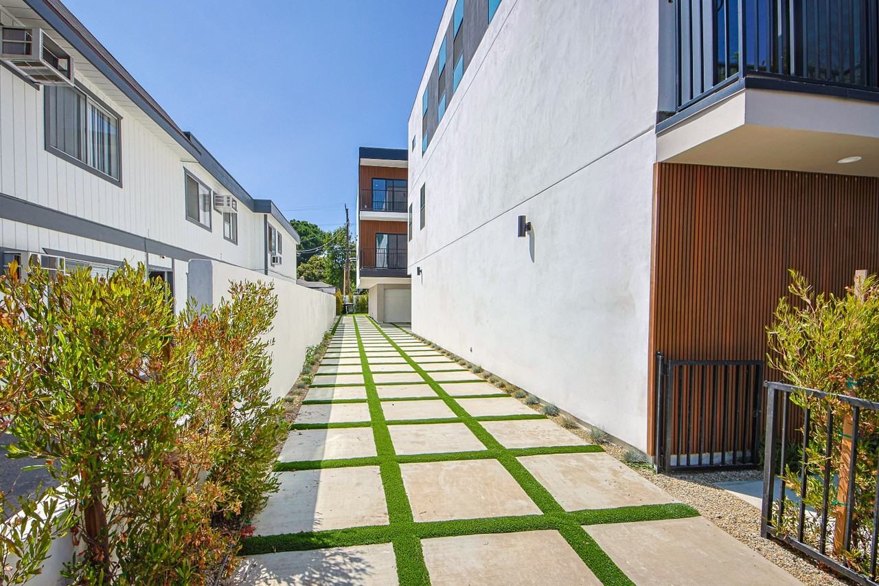 5235 Satsuma Ave - Photo 4 of 10