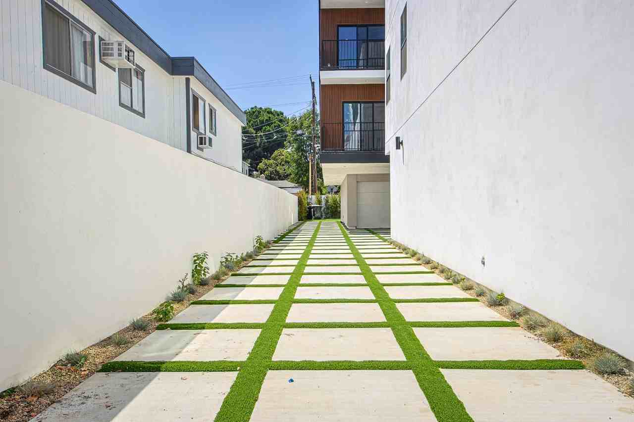 5235 Satsuma Ave - Photo 5 of 10