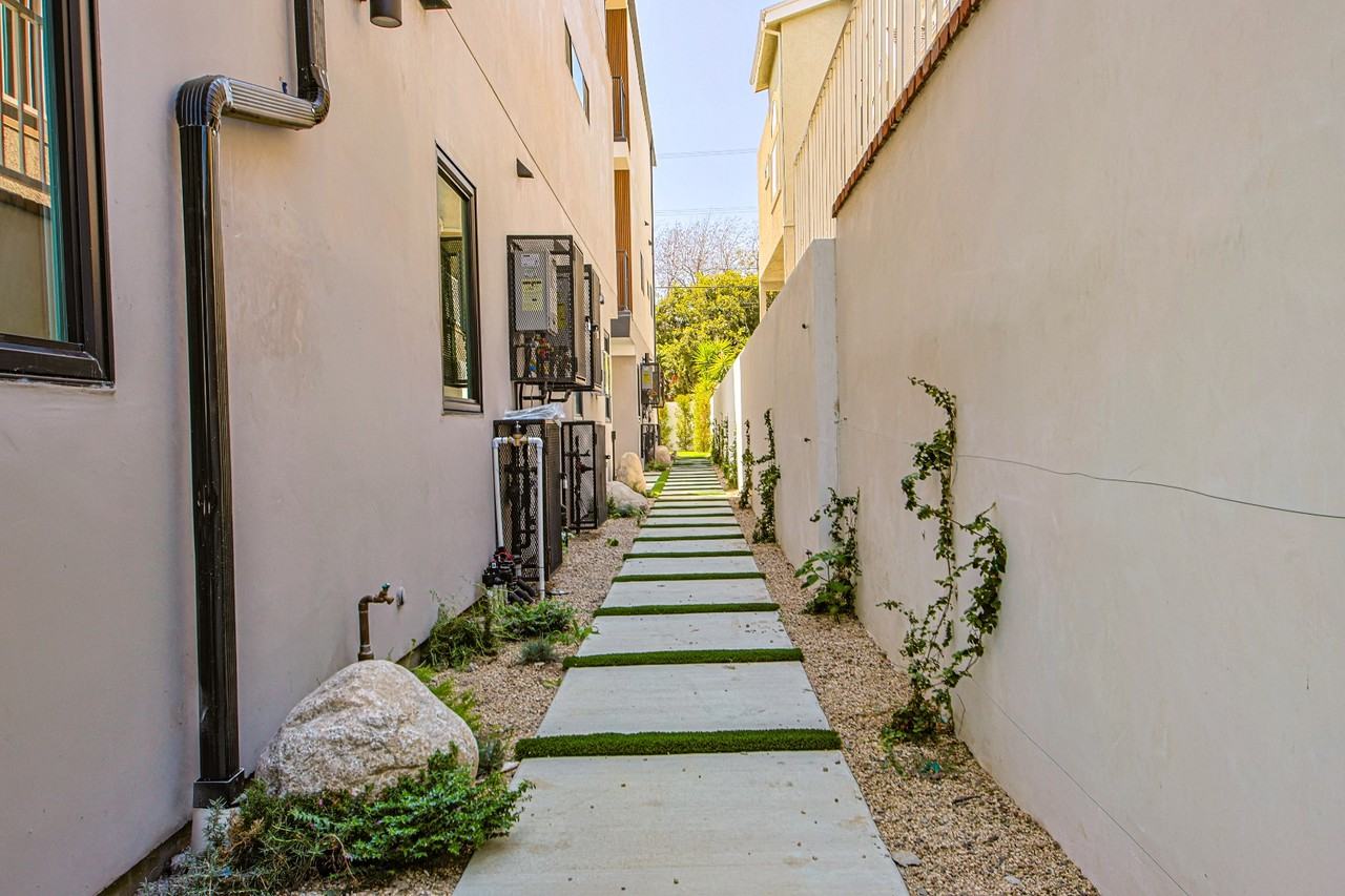 5235 Satsuma Ave - Photo 6 of 10