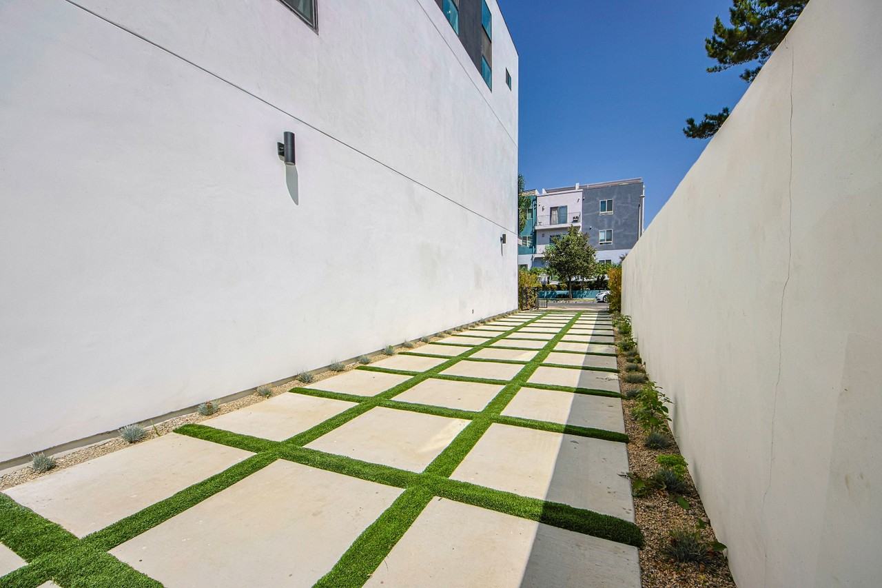 5235 Satsuma Ave - Photo 7 of 10