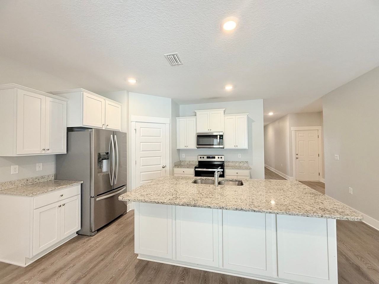 5753 Danbury Blvd - Photo 4 of 20