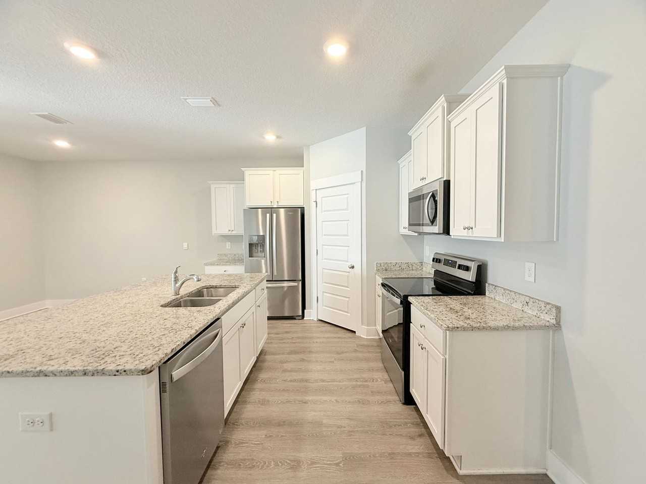 5753 Danbury Blvd - Photo 5 of 20