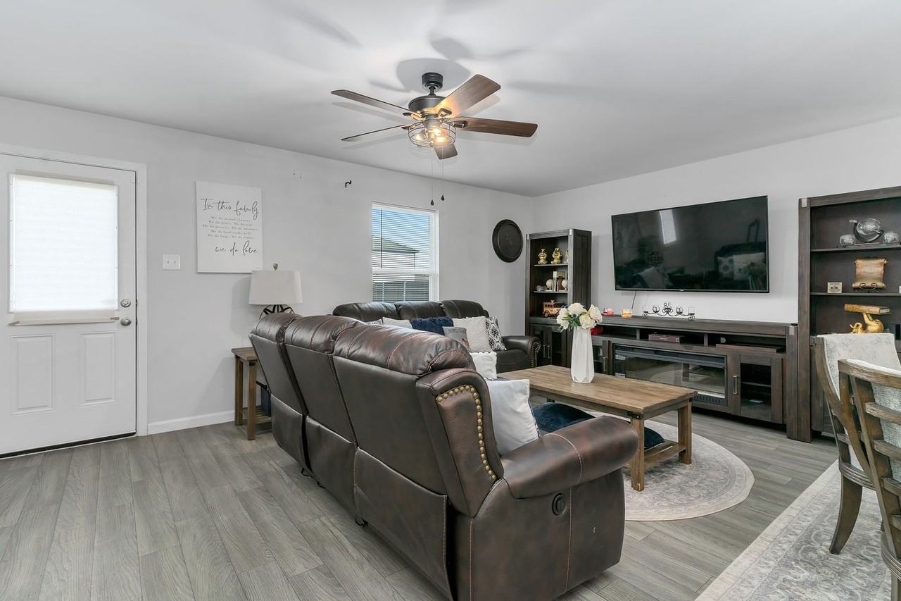 845 Sugartree Dr - Photo 2 of 17