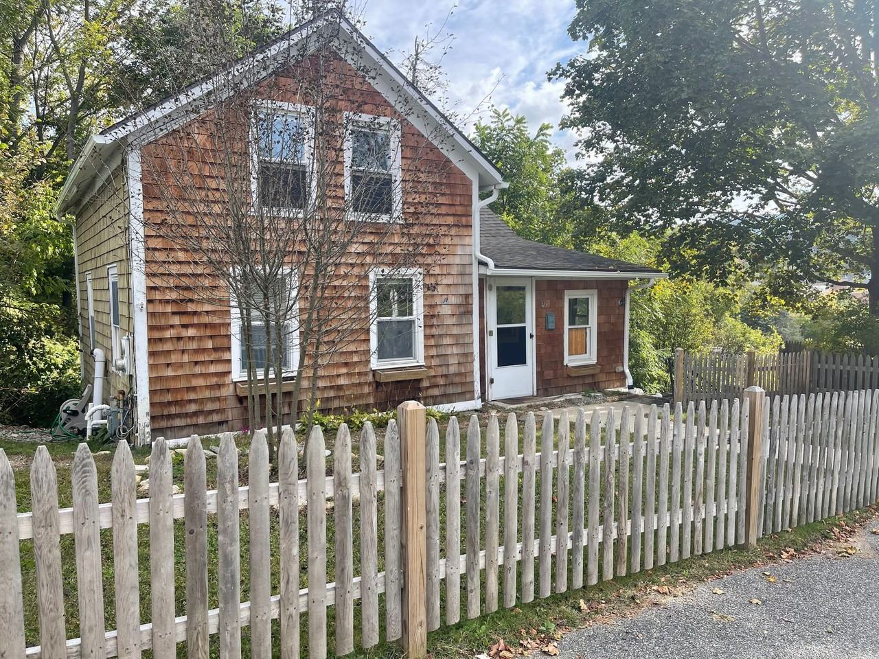 Your Lee Hideaway – Cozy 2BR + Office, Walkable & Pet Friendl - Photo 2 of 3