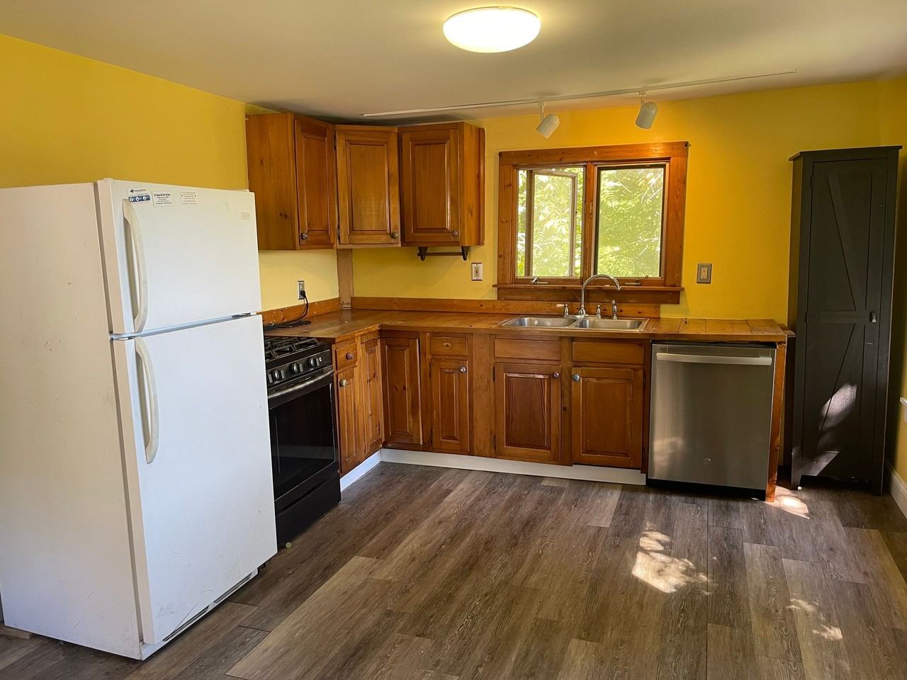 Your Lee Hideaway – Cozy 2BR + Office, Walkable & Pet Friendl - Photo 3 of 3