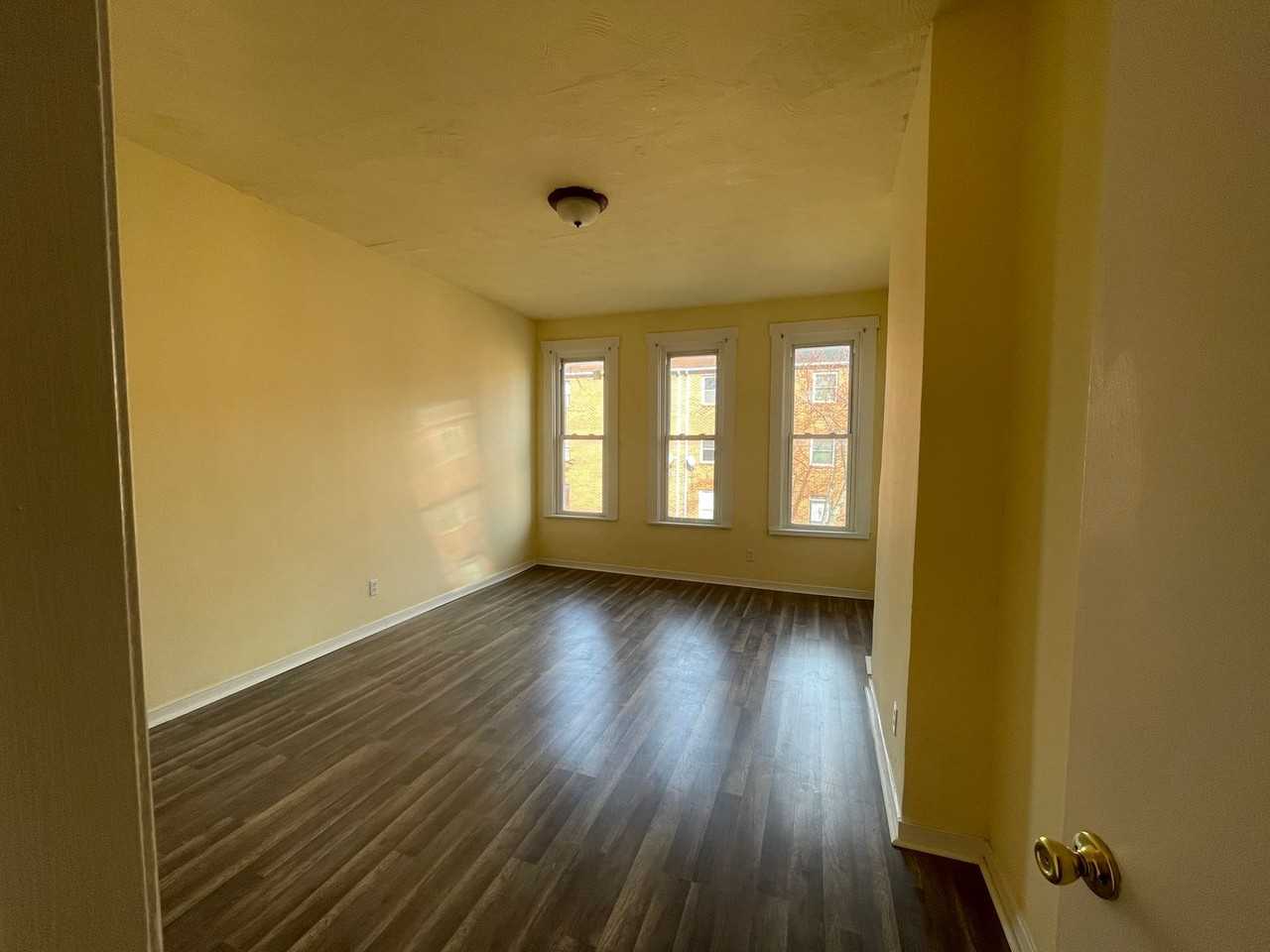 1434 Aisquith St - Photo 6 of 10