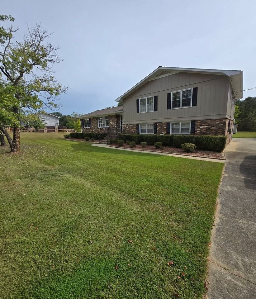 1709 Victoria Ln - Photo 2 of 26