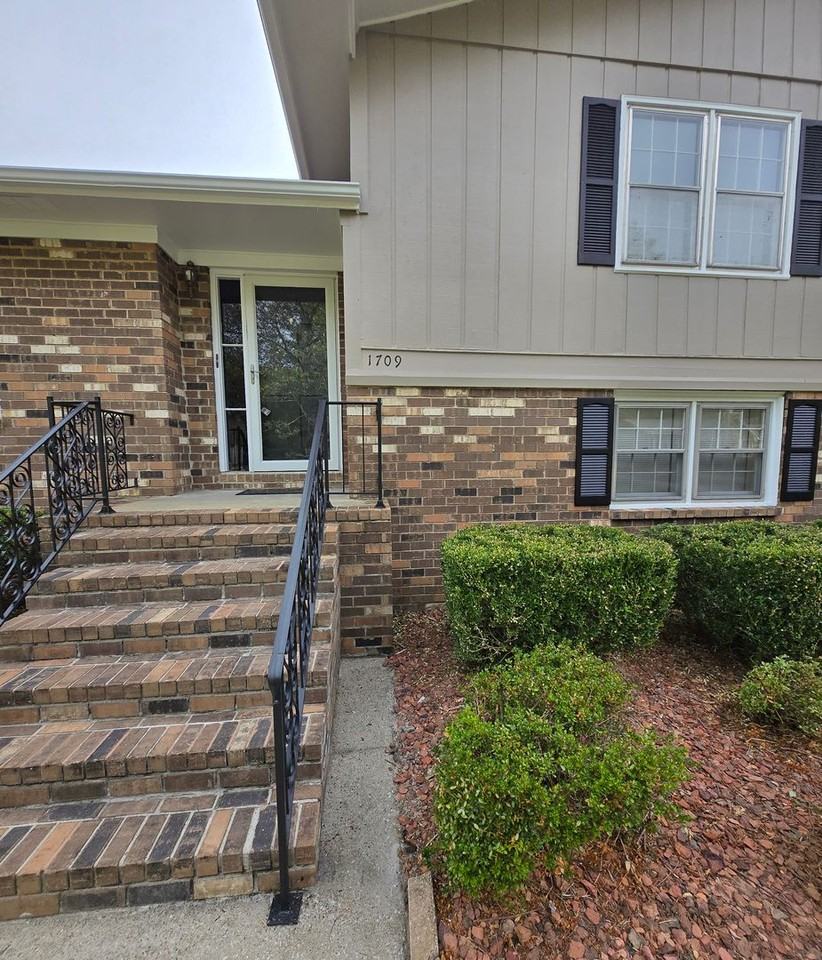 1709 Victoria Ln - Photo 3 of 26