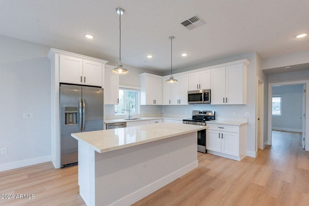 Luxury Townhome with Private Yard & Mountain Views - Photo 4 of 23