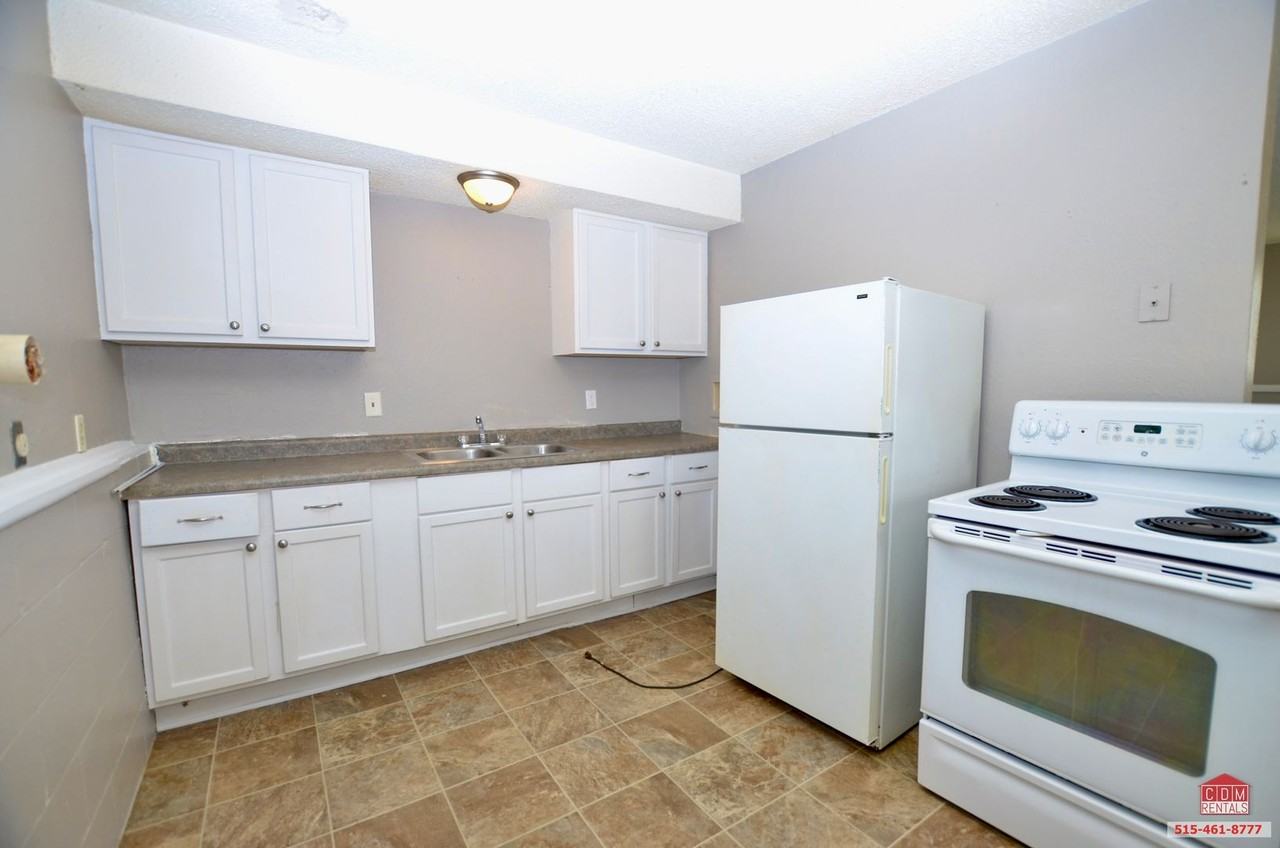 3300 E 36th Ct - Photo 3 of 8