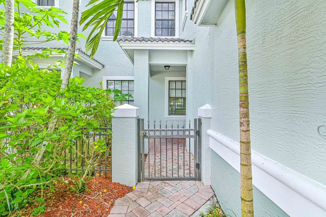 14760 Pinnacle Pl - Photo 4 of 32