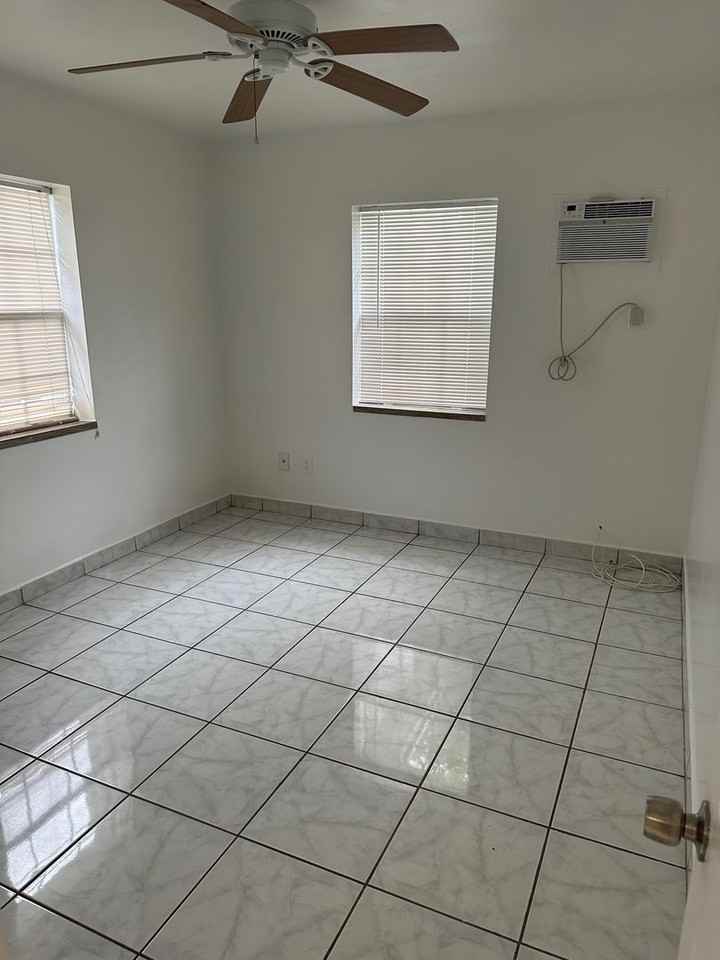 31 SW 10 Street - Photo 7 of 50