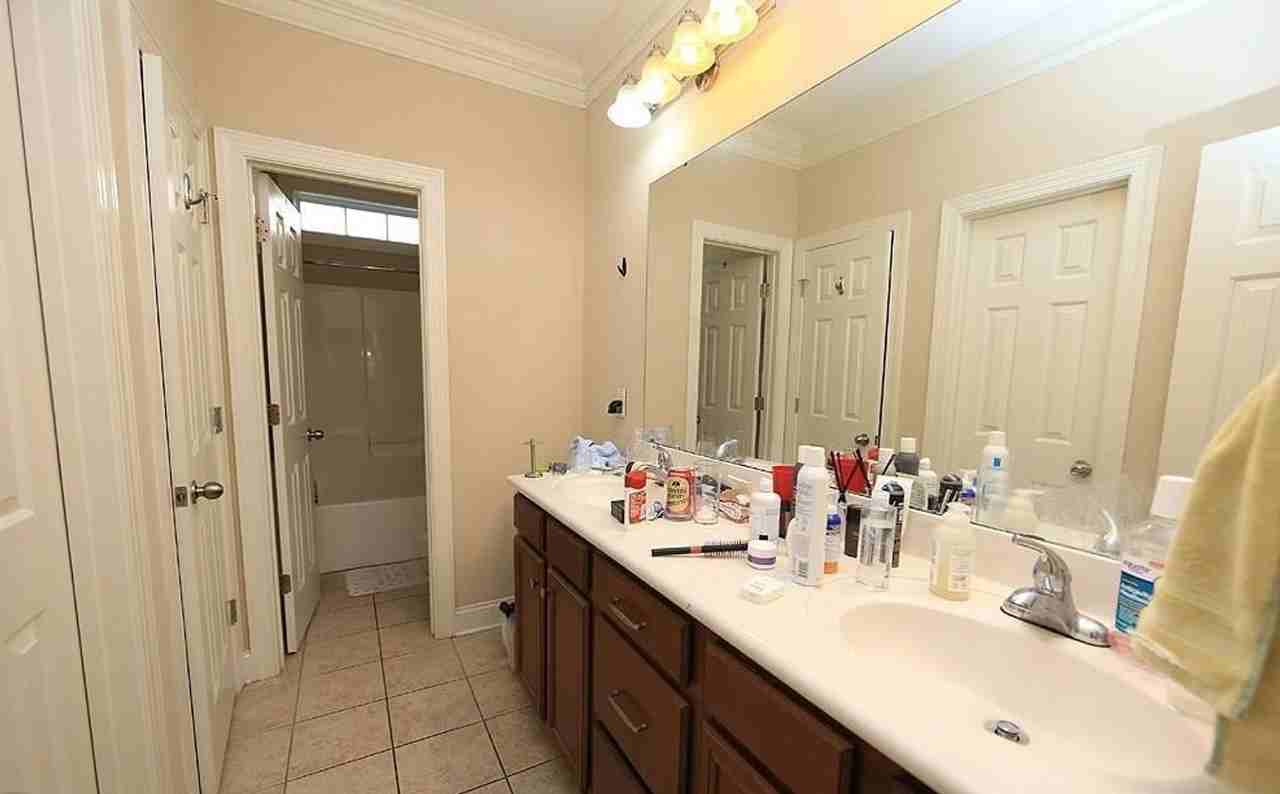 702 N Columbia St - Photo 3 of 4