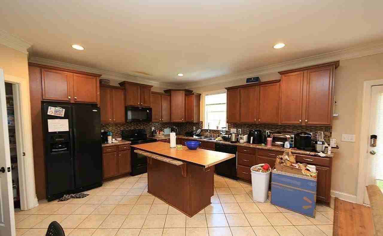 702 N Columbia St - Photo 4 of 4