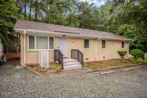 featured image of 221 Howell St