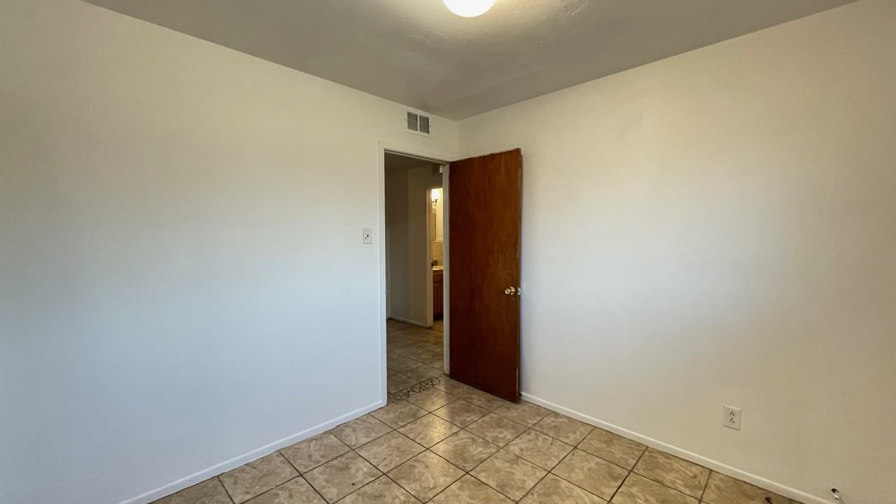 9224 Montgomery Dr - Photo 2 of 17