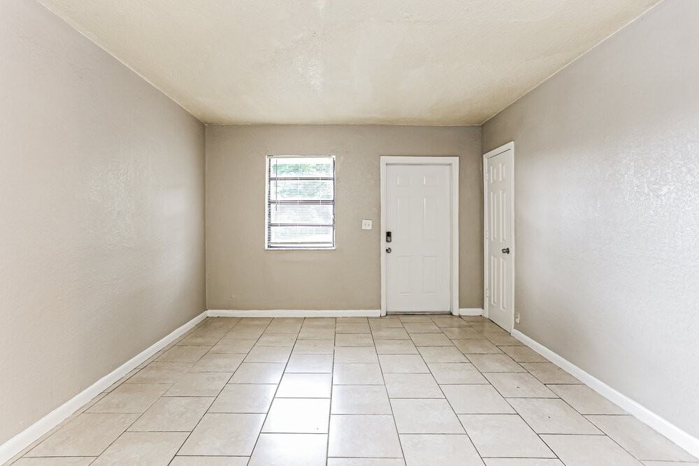 1207 Nw 17th Ave - Photo 4 of 16