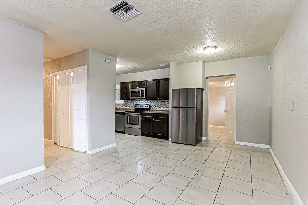 1207 Nw 17th Ave - Photo 5 of 16
