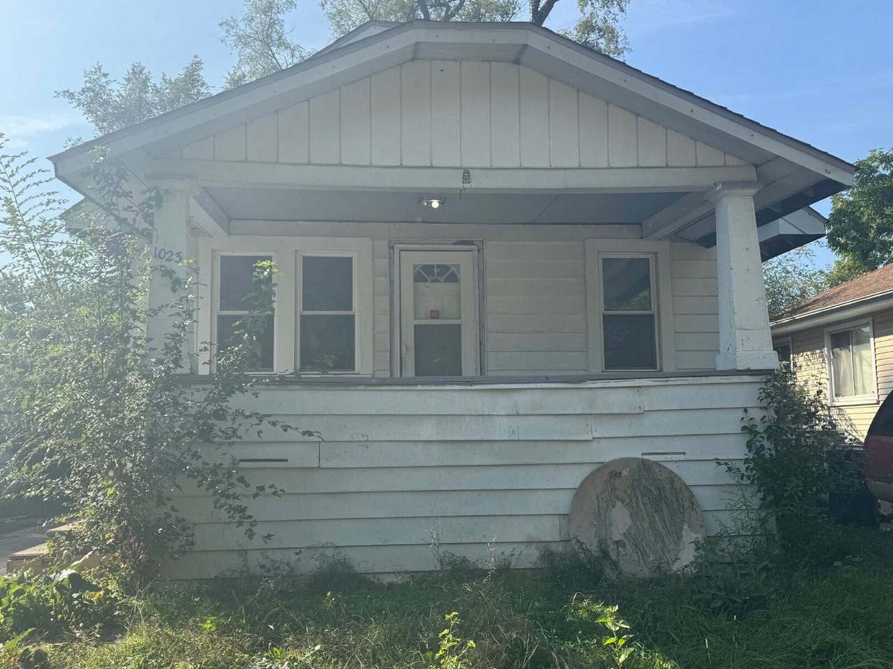 1023 Barrie Ave - Photo 2 of 16