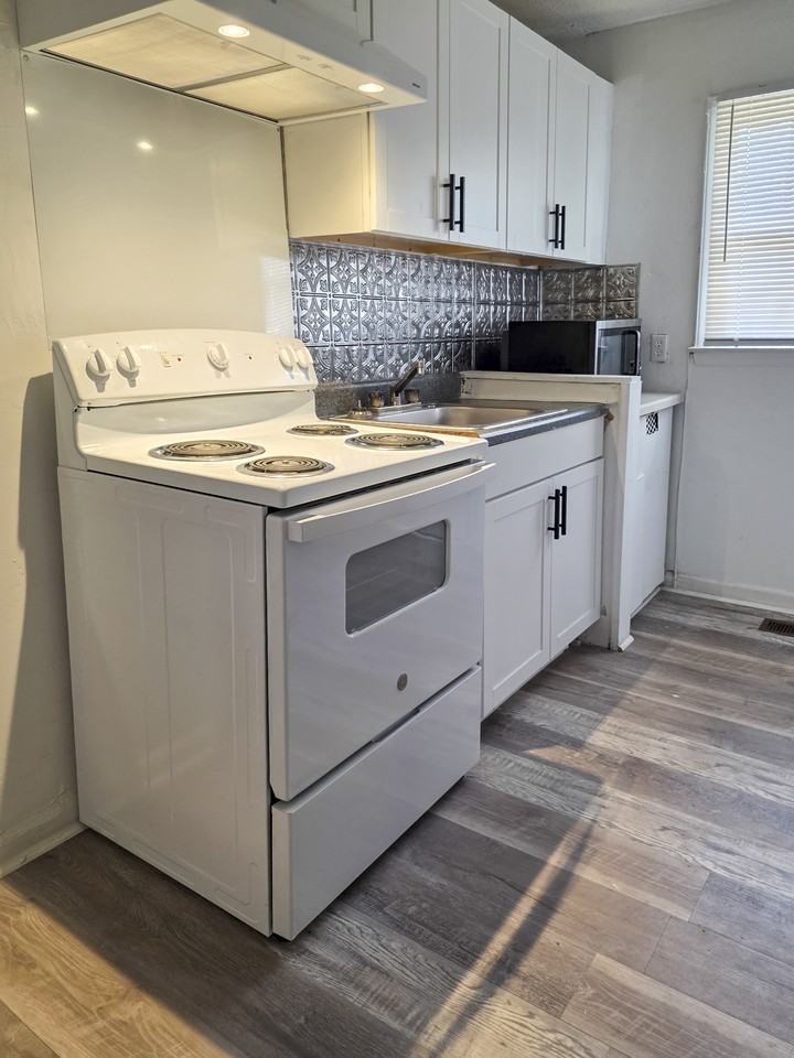 1828 Oaklawn Ave Ste 1 #1 - Photo 6 of 9