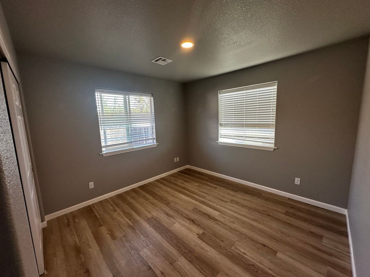 119 Garden Ln - Photo 3 of 7