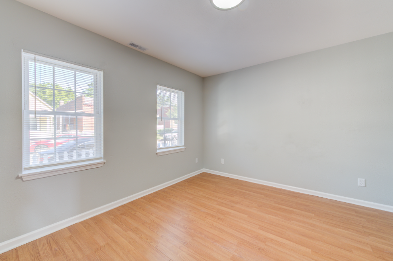 7726 Vermont Ave - Photo 6 of 17