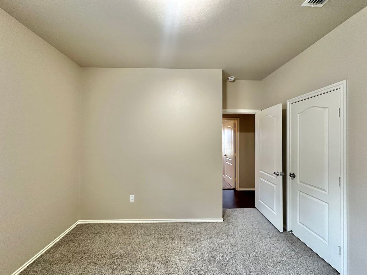 5828 Deauville St - Photo 7 of 26