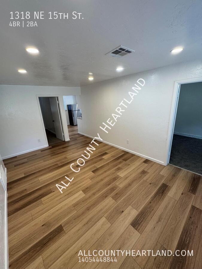 1318 Ne 15th St - Photo 2 of 14