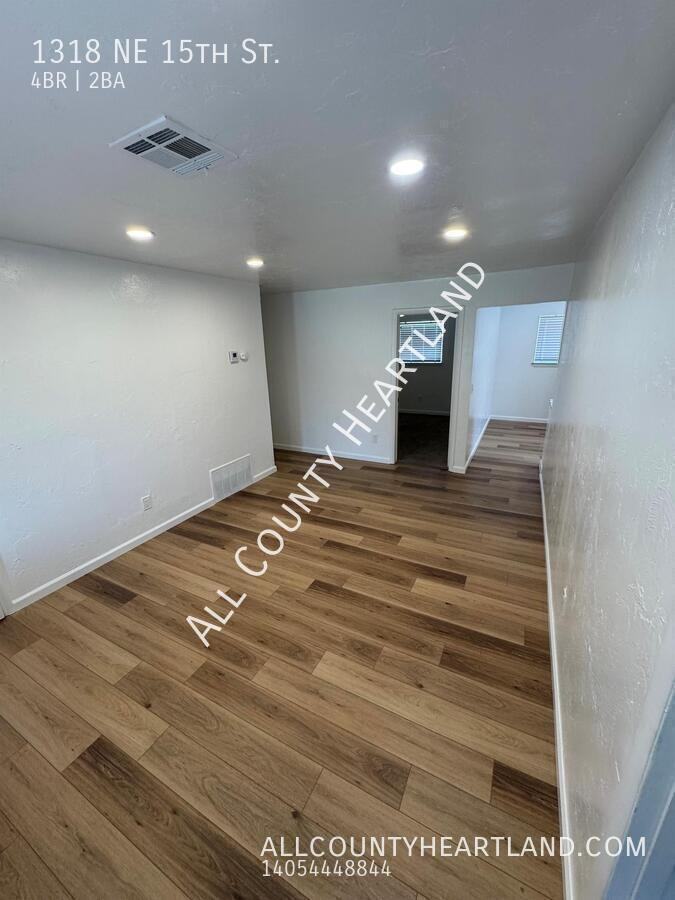 1318 Ne 15th St - Photo 3 of 14