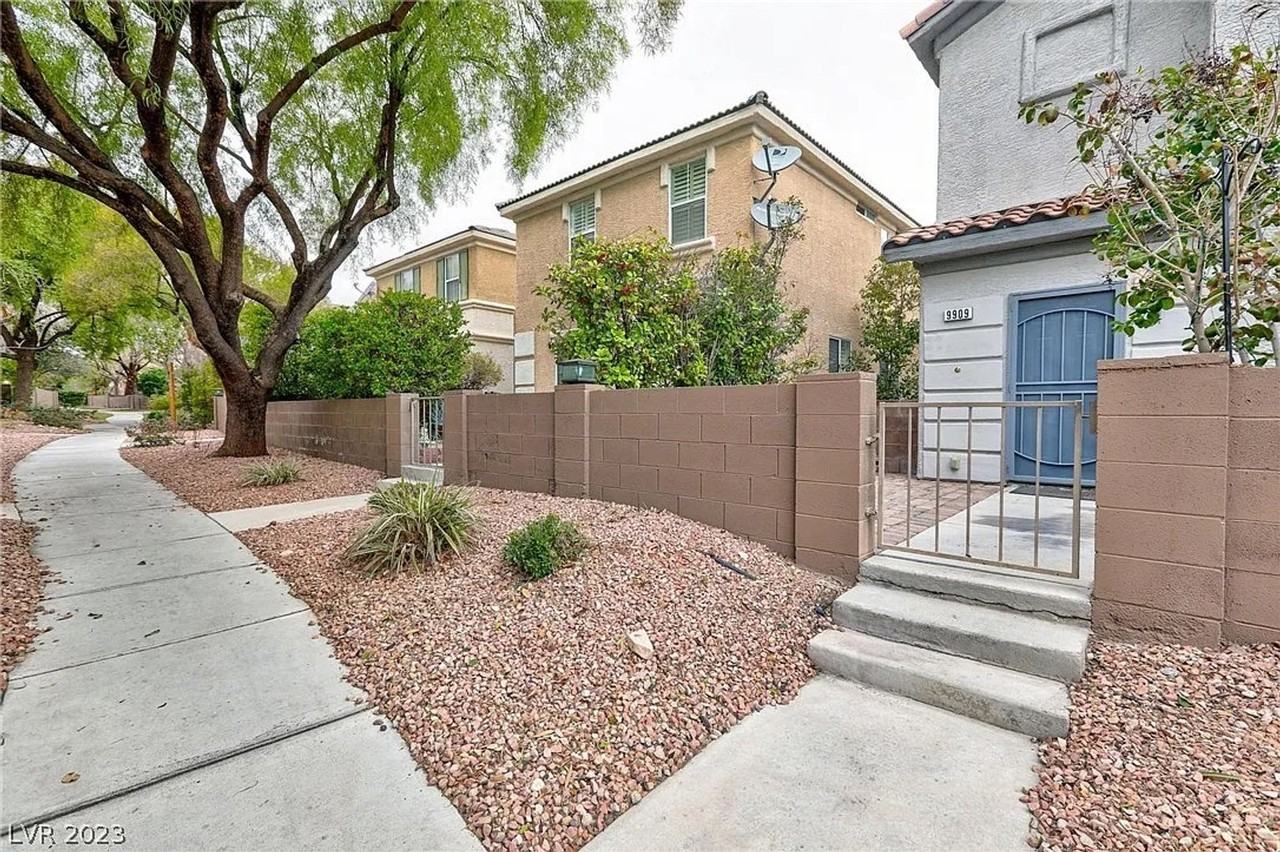 9909 Calabasas Avenue - Photo 2 of 32